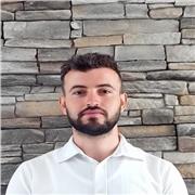 professeur particulier donne cours de soutien scolaire aux étudiants des trois niveaux ( moyen, secondaire, université)